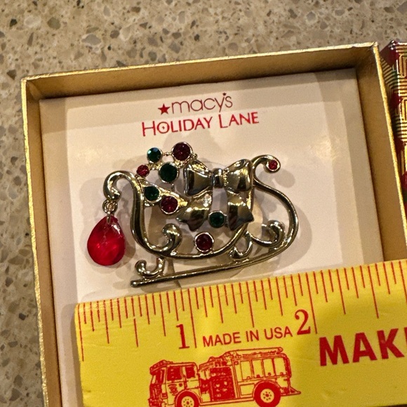Macy’s Holiday Lane Sleigh brooch Metal And Enamel ~ New In Box - Picture 12 of 16